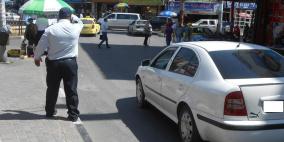 بالصور: المركبات الخاصة تعمل أمام شرطة المرور دون مساءلة في الخليل