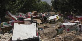 الاحتلال يتلف ويستولي على كميات من الخضار لمزارع من بيت أمر