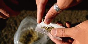 أب يبلغ الشرطة عن تعاطي ابنه المخدرات