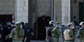 قوات الاحتلال تعتقل شابا داخل المسجد الأقصى