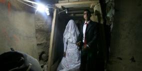 شاب يحتفل بزفافة داخل الانفاق في غزة