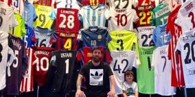 ميسي يستعرض قمصان خصومه