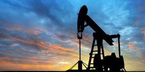 النفط يتخلى عن مكاسبه ويحوم حول أقل مستوى في 11 عاماً