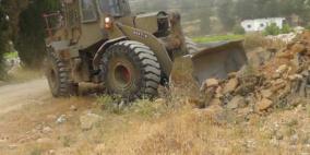 الاحتلال يغلق طرقاً جنوب الخليل