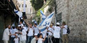 مسيرة استفزازية للمستوطنين في الخليل القديمة وإعتداءات بالضرب على طفل وشاب