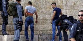 في إجراء استفزازي.. الاحتلال يفتش شبانا داخل الأقصى