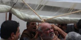 (صور) محاولة انتحار جماعي لأسر شهداء الحربين على غزة