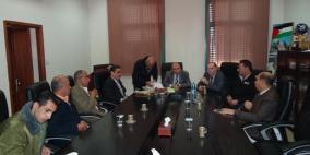 لجنة مؤسسات الخليل تجتمع لإحياء البلدة القديمة ومساعدة اصحاب البسطات