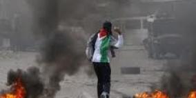 الاحتلال يستهدف مركبة إسعاف ويصيب عائلة بالاختناق في الخضر