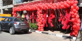 في "يوم الحب" غزة تكتسي باللون الأحمر