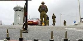 الاحتلال يحتجز شابين على حاجز عسكري في جنين