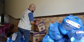 جمعية الملتقى التربوي تنهي حملة توزيع طرود غذائية في النصيرات