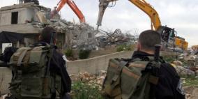 الاحتلال يخطر بهدم منازل في القدس ويفرض غرامات مالية