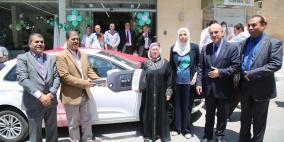 بنك القدس يسلم سيارة بيجو لمواطنة من طولكرم