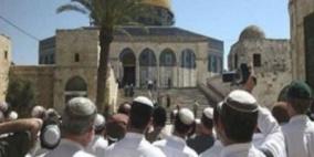 مستوطنون وطلاب يهود يقتحمون باحات الأقصى