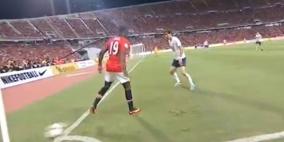 "مراوغة فاشلة" تحوّل "مهاجم" مانشستر يونايتد لـ"أضحوكة"