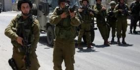 قوات الاحتلال تعتقل شابا جنوب بيت لحم