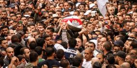 آلاف المواطنين يُشيعوت جثمان الشهيد محمود عواد في مخيم قلنديا