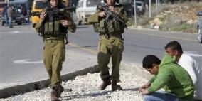 الاحتلال يعتقل شابا غرب جنين ويغلق حاجزاً عسكرياً