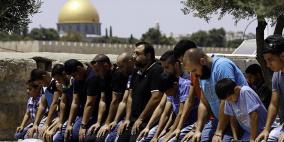 مئات المقدسيين يؤدون الجمعة في الشوارع بسبب قيود الاحتلال