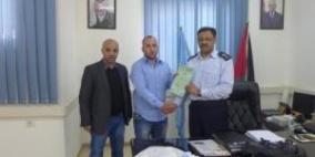 الشرطة تكرم مواطناً لأمانته