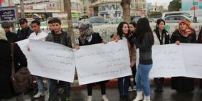 طلبة جامعة القدس (ابو ديس) يحتجون على سياسة اغلاق الجامعة