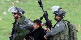 قوات الإحتلال تعتقل ثلاثة أطفال من مدينة الخليل وتعتدي عليهم بالضرب