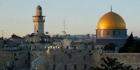 مستوطنة تشرب "الخمر" بالمسجد الأقصى خلال اقتحامه