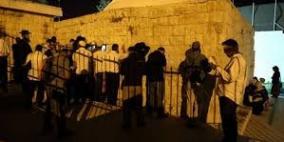 مستوطنون يقتحمون قبر يوسف شرق نابلس