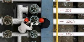 النفط يهبط مع صعود الدولار ويرفع خسائره الأسبوعية لـ4%