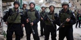 الاحتلال يعتقل 3 فتية من العيسوية ويهدم خيمة التضامن مع الأسرى