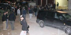 مستوطنون يتجمهرون قرب اللبن الشرقية