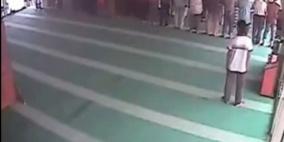 بالفيديو: غلام يسطو على مسجد أثناء إقامة الصلاة