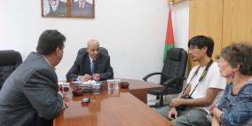 قلقيلية : نائب المحافظ يلتقي وفدا فرنسيا ويطلعه على واقع المحافظة