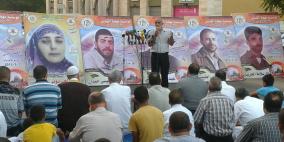 مواطنون في غزة يؤدون صلاة العيد امام مقر الصليب الاحمر تضامنا مع الاسري