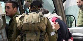 الاحتلال يعتقل شابا من بلدة بيت أمر
