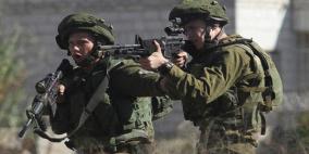 قوات الاحتلال تصيب شاباً وتحاول اعتقاله في كفر قدوم