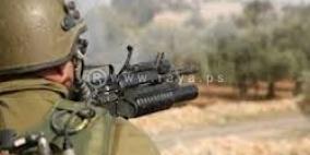 الاحتلال يصيب شابا شرق جباليا ويستهدف الصيادين في بحر غزة