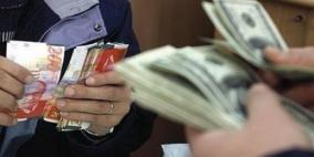 العملات: الدولار والدينار يواصلان الارتفاع