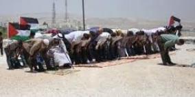 أهالي عزموط يؤدون صلاة الجمعة على أراضيهم المسلوبة