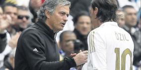 مورينيو: أوزيل لا توجد نسخة مثله..انه افضل صانع العاب في العالم