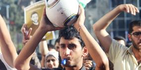 مجموعة من النشطاء الشباب يخرجون في مدينة رام الله يحملون كرات تضامنا مع الأسير محمود السرسك