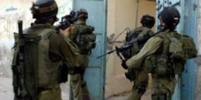 الاحتلال يعتقل شابا ويداهم عدة منازل في فقوعه شرق جنين