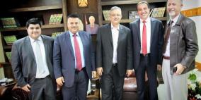 محافظ طولكرم عصام أبو بكر يستقبل وفداً من البنك العربي