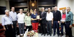 محافظ طولكرم يكرم ضابط الاسعاف بالهلال الاحمر صفية بلبيسي