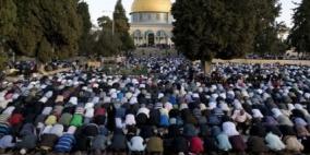 آلاف المواطنين يؤُمّون المسجد الأقصى ويؤدون الجمعة برحابه