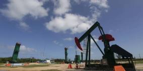 النفط يواصل مكاسبه مع تراجع الدولار