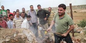 قوات الاحتلال تغلق مدخل بلدة دير جرير شرق مدينة رام الله للمرة الثالثة  . وأهالي البلدة يعيدون فتح الطريق ..