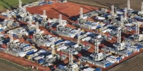 النفط يهبط مع انخفاض الطلب والخام الأمريكي يستقر بدعم من بيانات منصات الحفر