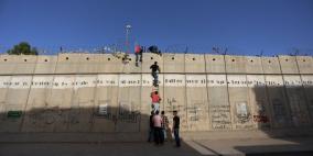 شبان يتسلقون جدار الفصل العنصري صباح اليوم  لأداء صلاة الجمعة الأولى من رمضان  في المسجد الاقصى